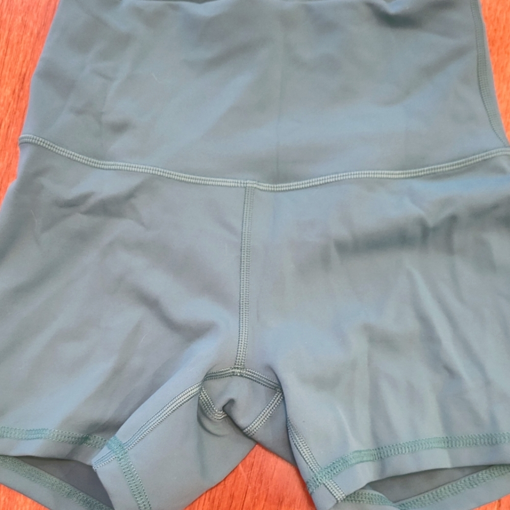Wunder Train shorts size 4